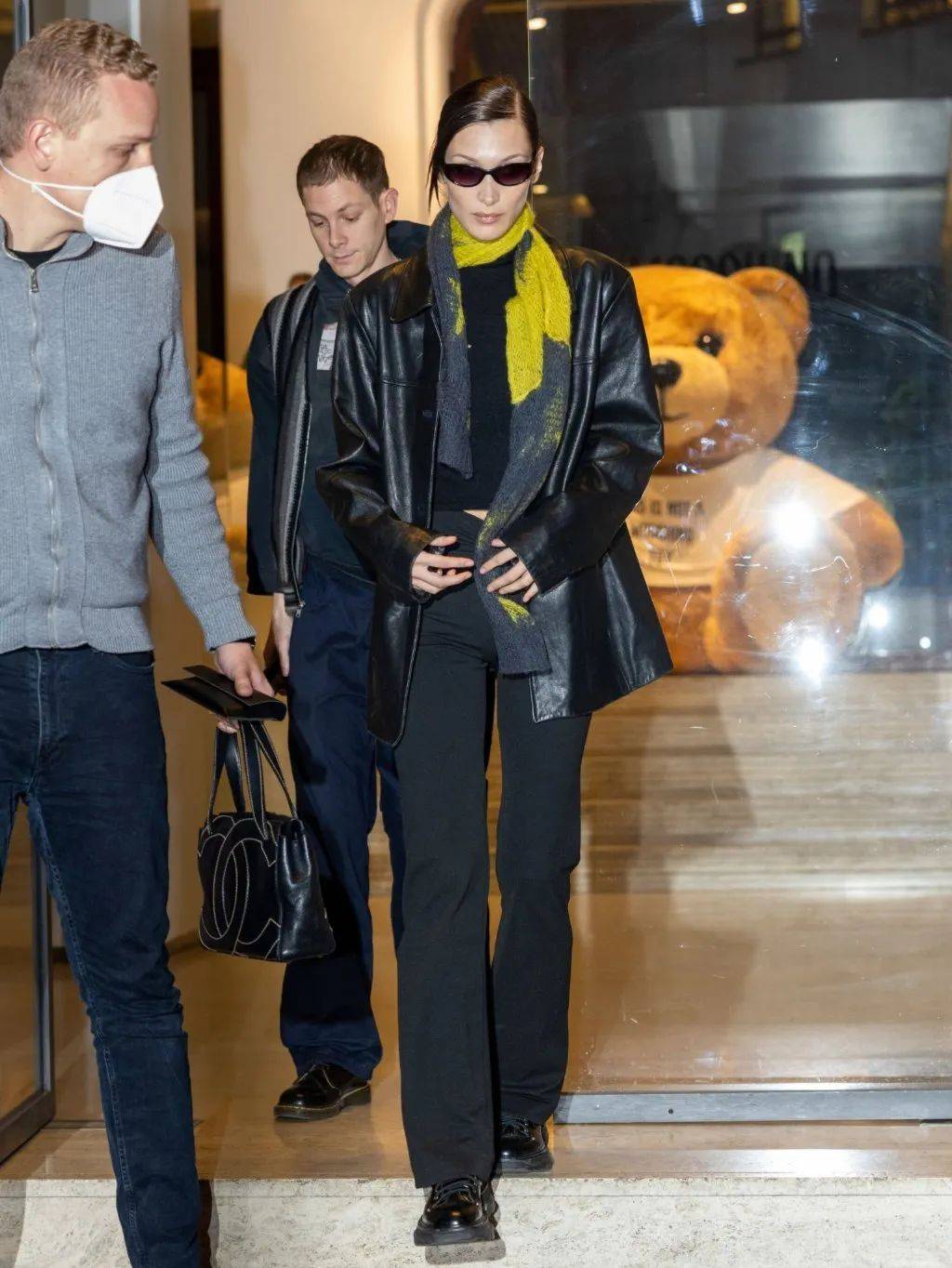 服装下周穿什么 | Bella Hadid带男友在时装周溜达，我却爱上她的短上衣