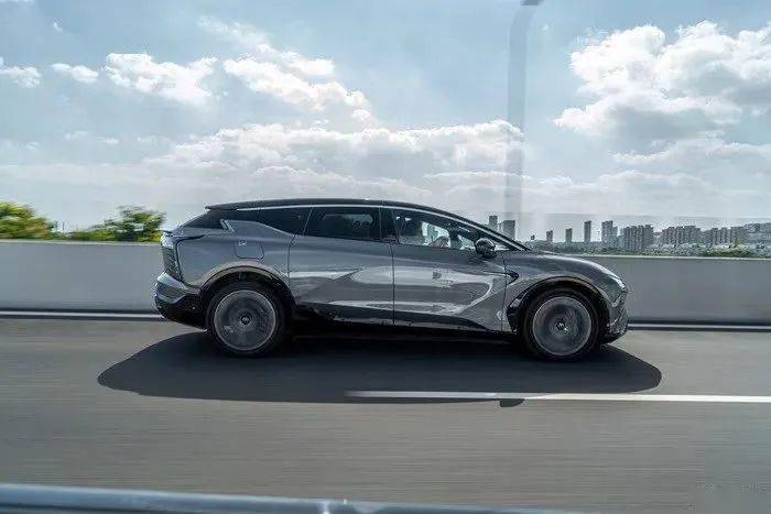 高合hiphi x本身拥有前双叉臂,后五连杆独立悬架的