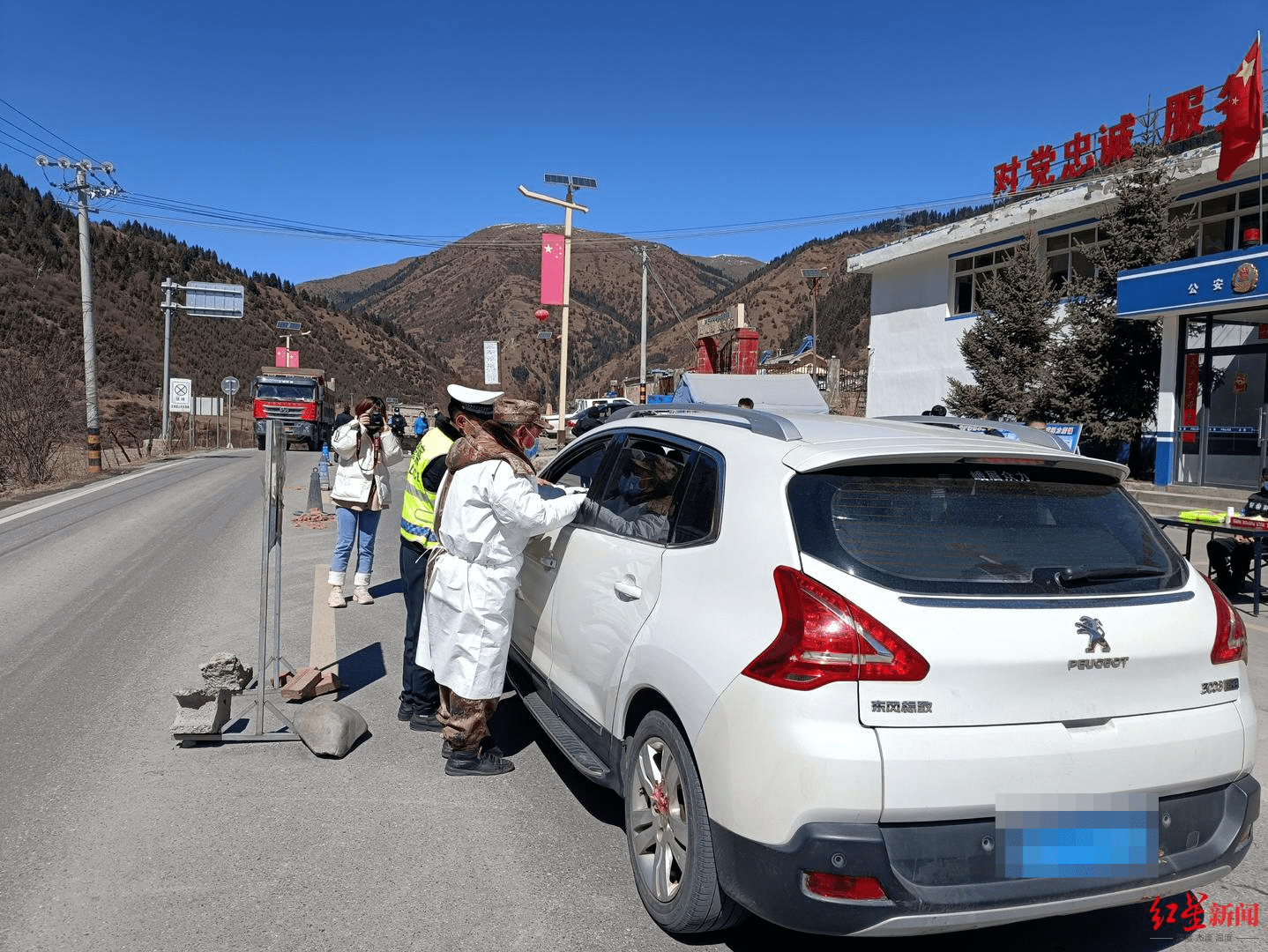 排查过往车辆检查健康码3月7日14时许,红星新闻记者来到红原县公安局