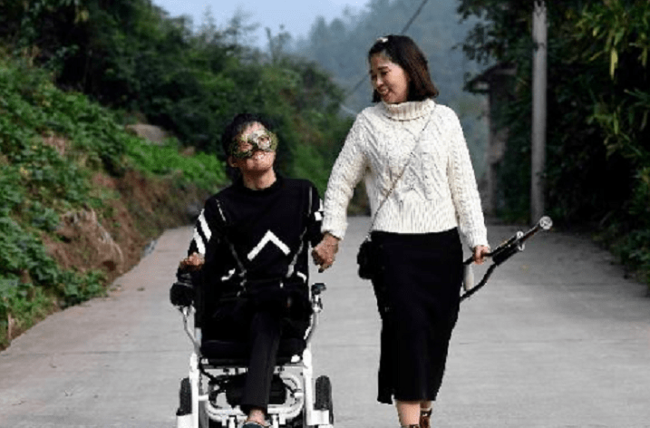 2017年夏天,唐辉取名"励志毛毛虫",开始做直播,他在分享自己人生故事