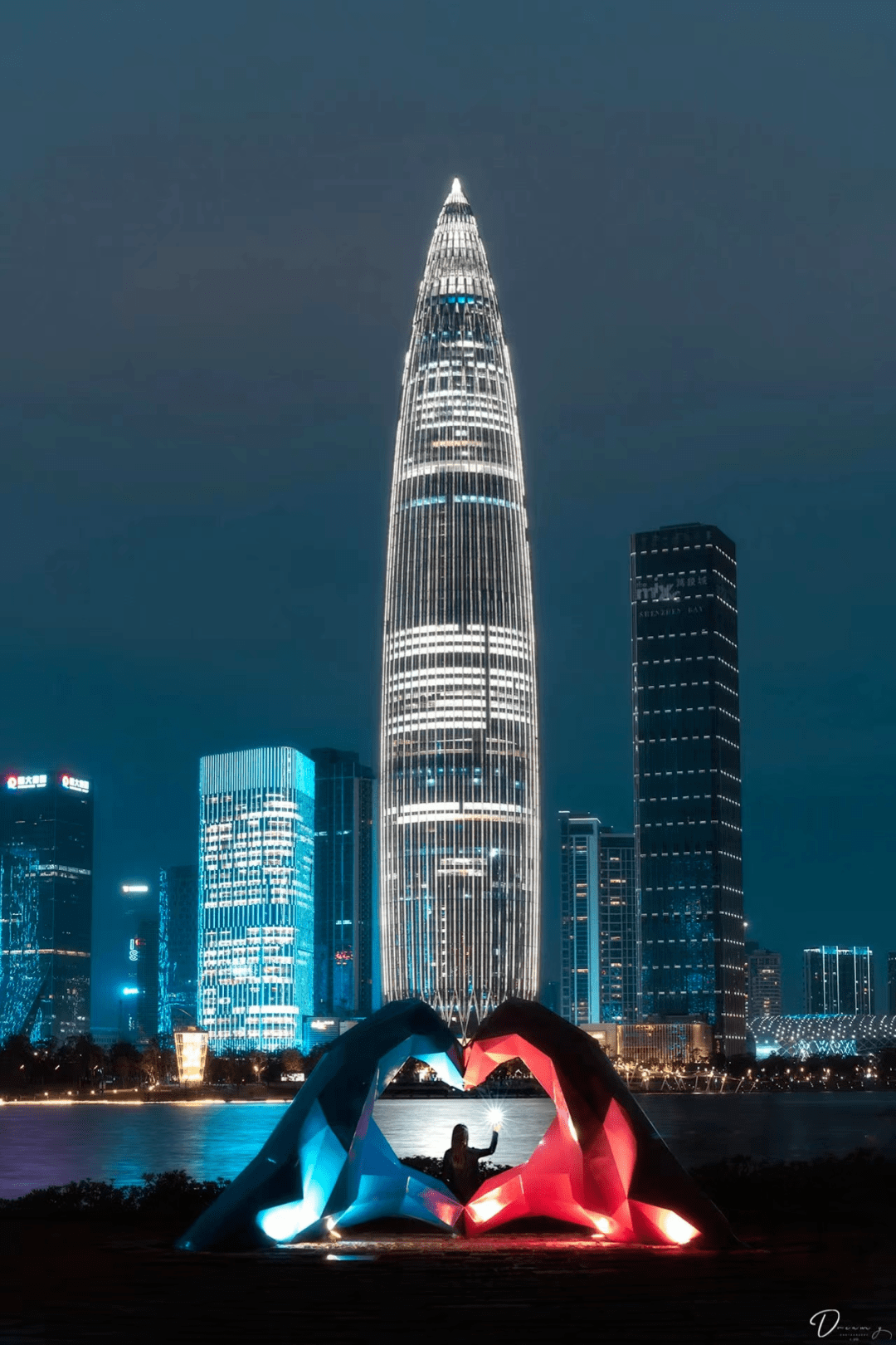 北上广深第一高楼,楼顶为啥都不贴logo?_建筑群_广州_城市