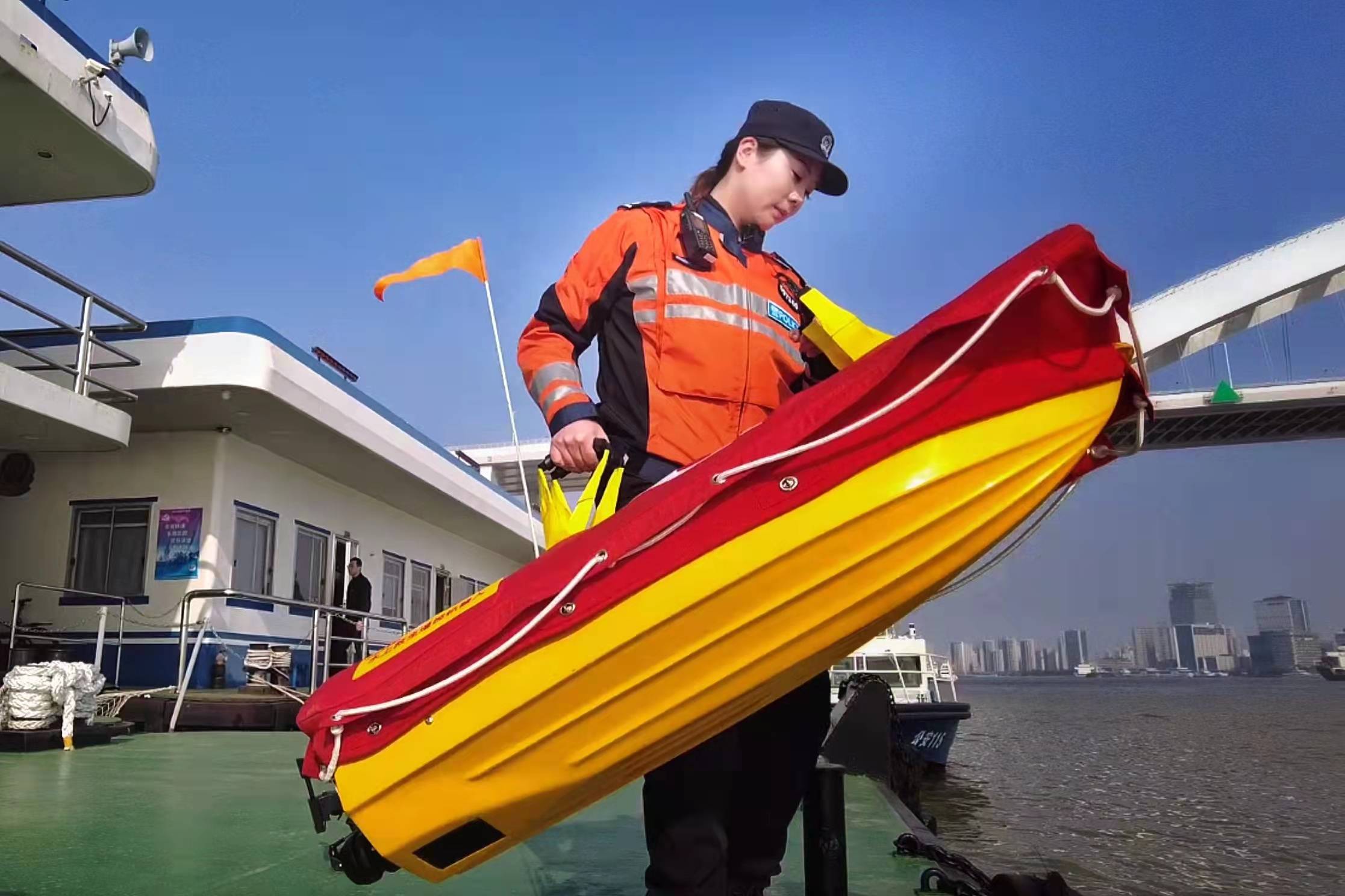 致敬了不起的她:用"冠军的心"守护浦江安澜_周丽莉_游泳_救生