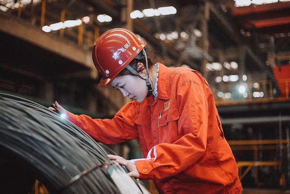 在如火如荼的一线生产中女人同样撑起了半边天在钢铁男儿世界里谁说