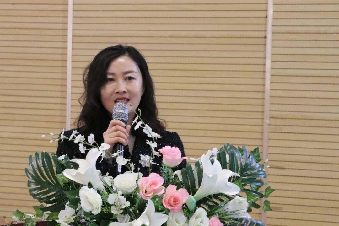 书香花香映新外巾帼红颜显风流延安新区外国语学校组织开展书香花香映