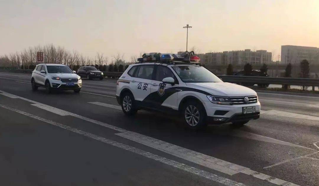 生命接力许昌男童误喝强碱性液体河南高速交警警车开道紧急护送到郑