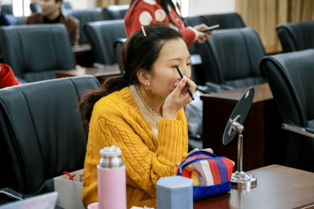 活动宁德市妇联举办“做新时代魅力女性，绽放半边天别样风采”形象管理知识讲座