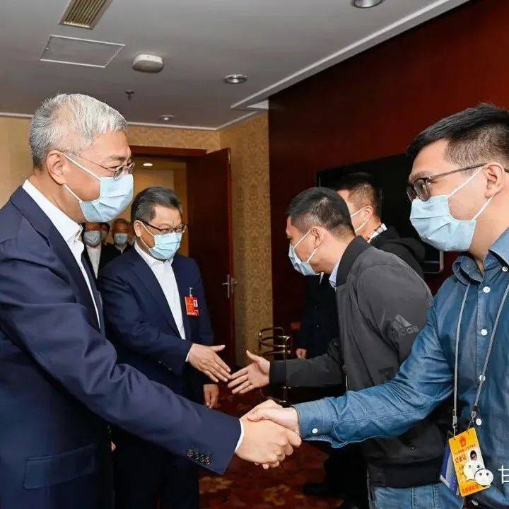 尹弘任振鹤看望参加全国两会报道新闻工作者突出报道重点聚焦群众关切 激励全省坚定信心昂扬奋斗