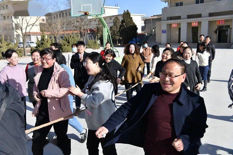 庄浪一中举办女教职工拔河比赛活动