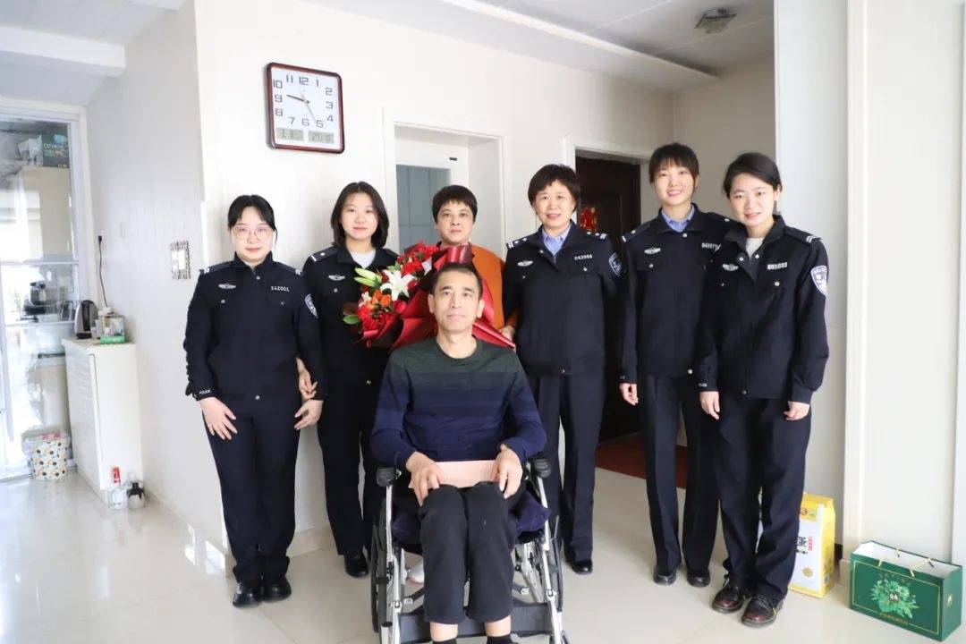 致敬了不起的她雄县公安局祝全体女民警辅警节日快乐