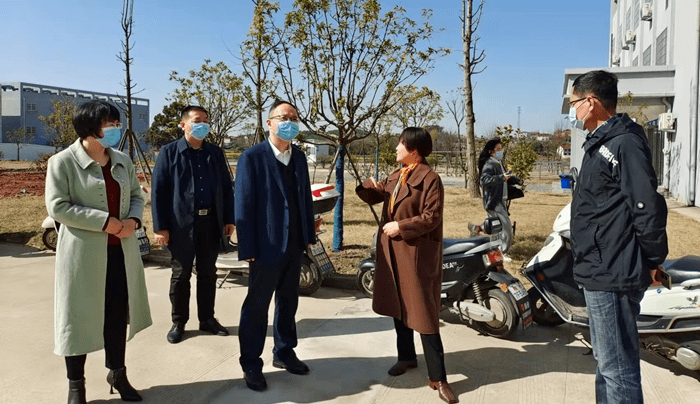 县集中隔离点,县中医院等重点场所督查指导疫情防控工作,副县长储爱星