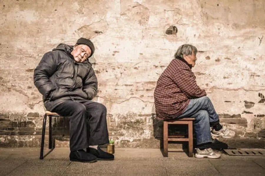 久坐,常跷二郎腿,这样的老人会得坐骨结节囊肿?_臀部_坐姿_肌肉