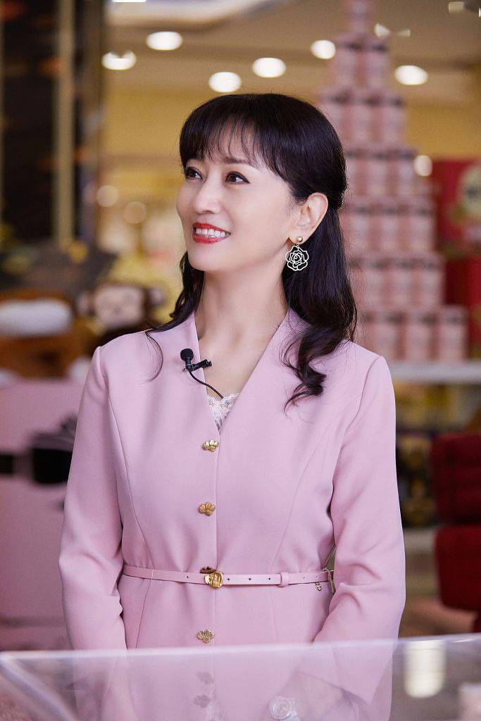 赵雅芝发布女神节写真粉色套装清甜笑容亲和力十足