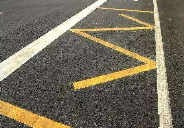 开车遇到三角标线新手司机要千万注意了否则3本驾照不够扣
