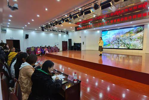 茂县凤仪镇小学校举行普通话提升班朗诵比赛