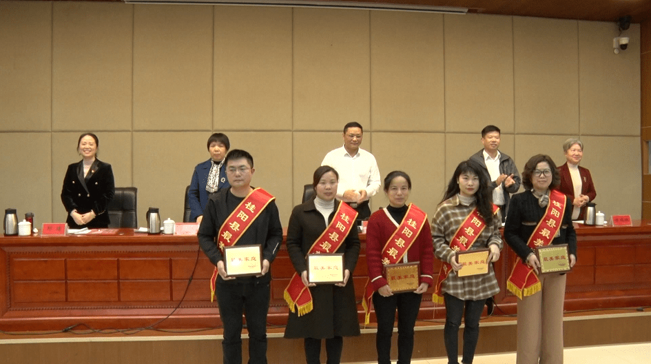 县人大常委会副主任李卫国,副县长夏红,县教育基金会理事长陈瑞琳参加