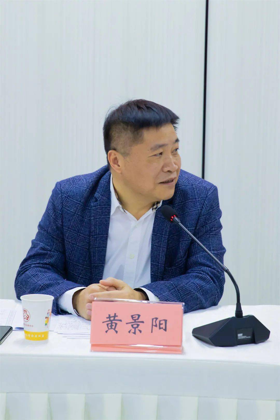南安市人大常委会党组书记,主任黄景阳几位女同胞的发言讲得很好,我很