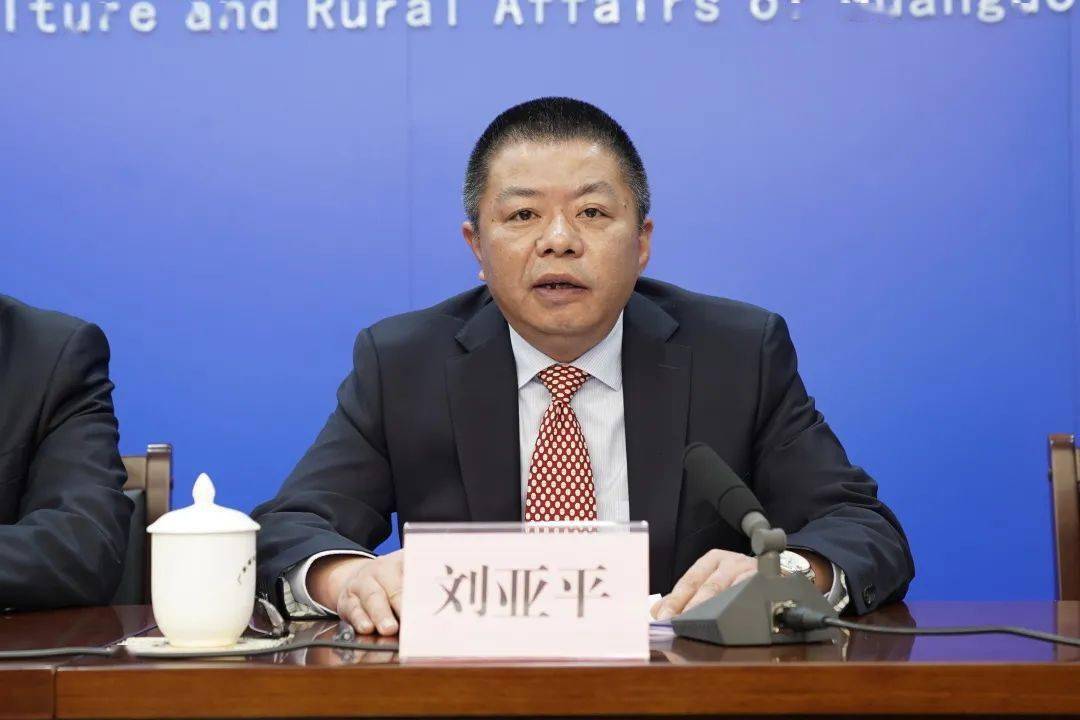 刘亚平回答记者提问.