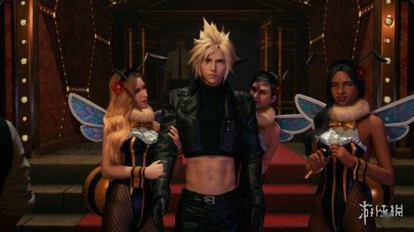 mod中克劳德穿着一件露肚脐的上衣,让其轮廓分明的腹肌一览无余,但是