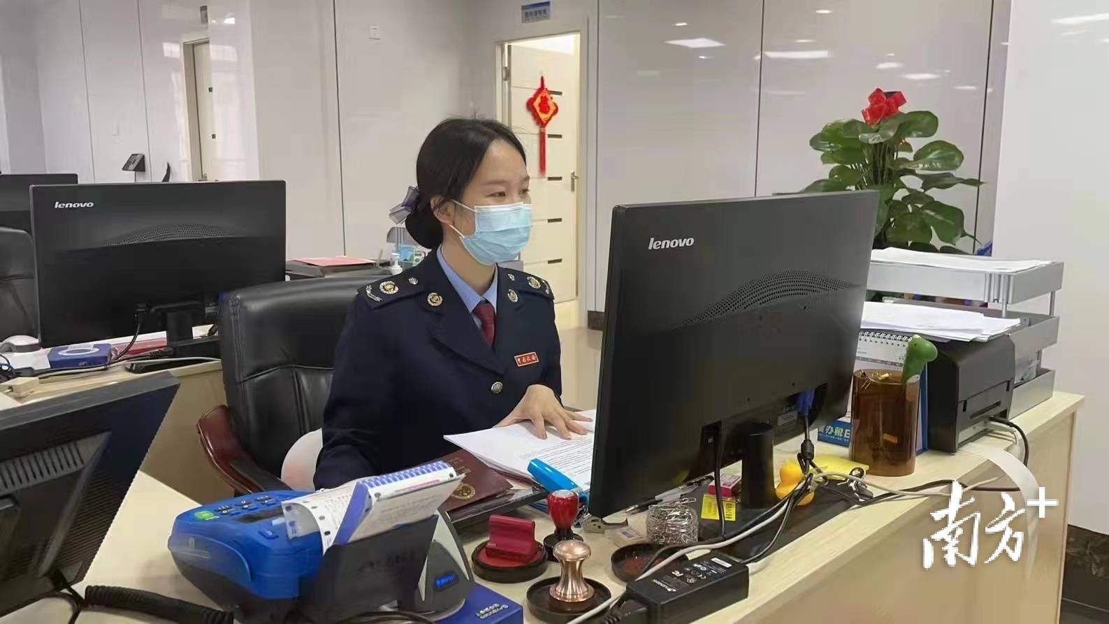 张晓颖,一名90后的女税官,她始终把微笑挂在脸上,把用心服务融入