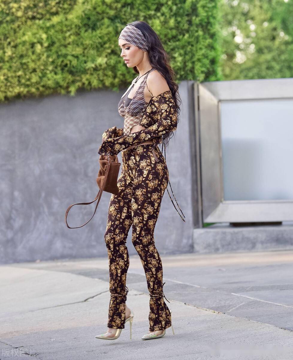 梅根福克斯吊带胸衣搭印花套装现身街头时尚前卫