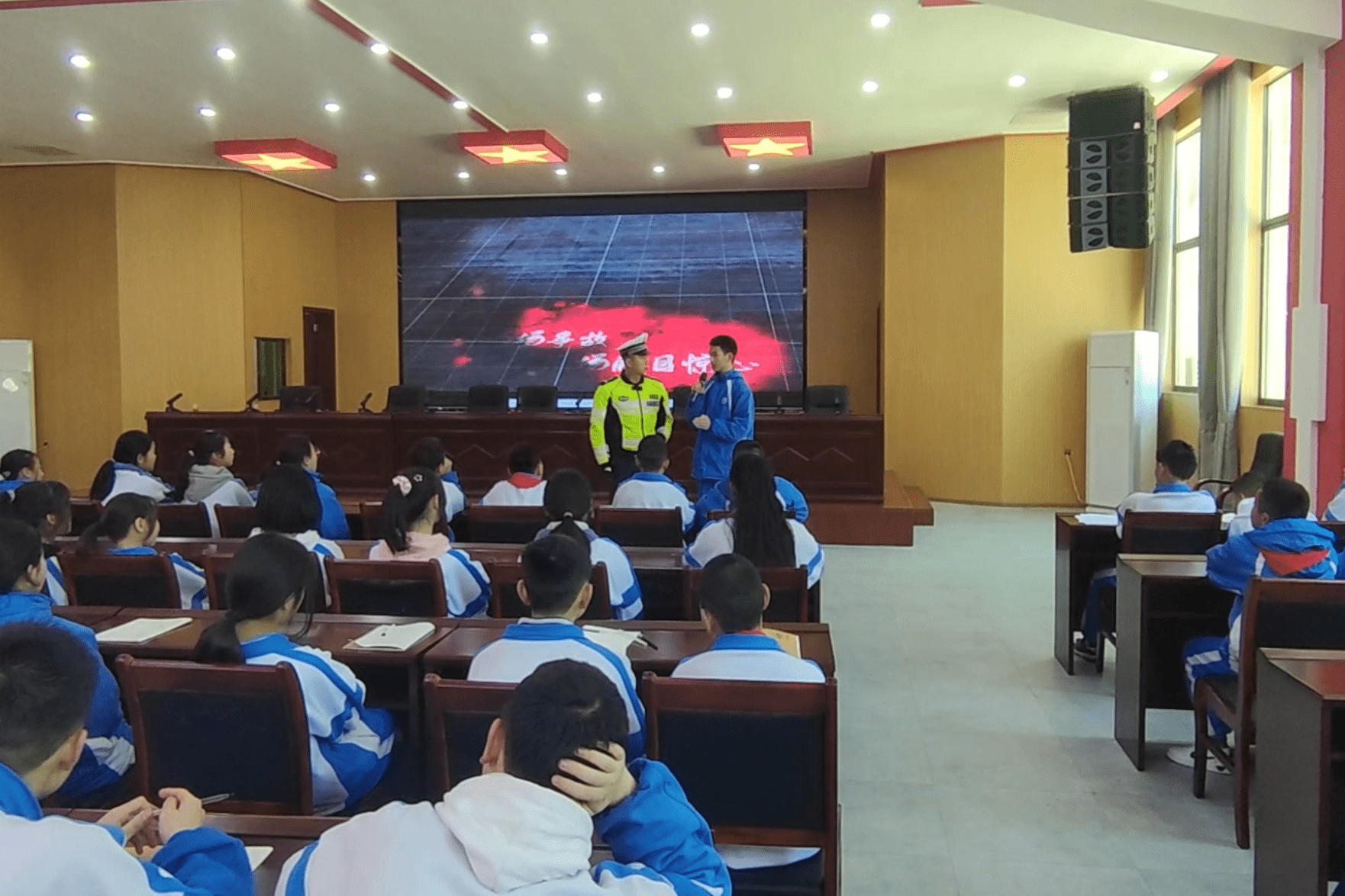 贵阳交警走进乌当三中开展交通安全讨论会