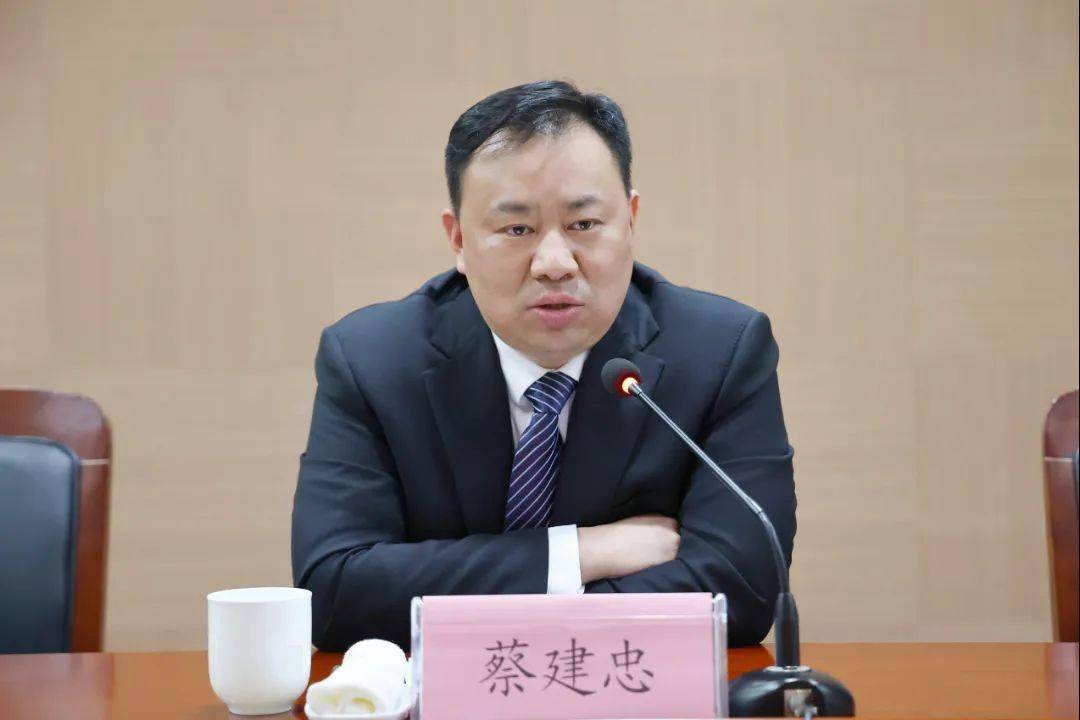 镇党委书记蔡建忠指出过去一年,七都镇奋力奔跑,争先进位,在全国文明