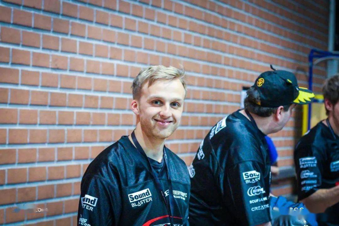 秃瑟考古csgo首届出印花胶囊的赛事卡托维兹2014