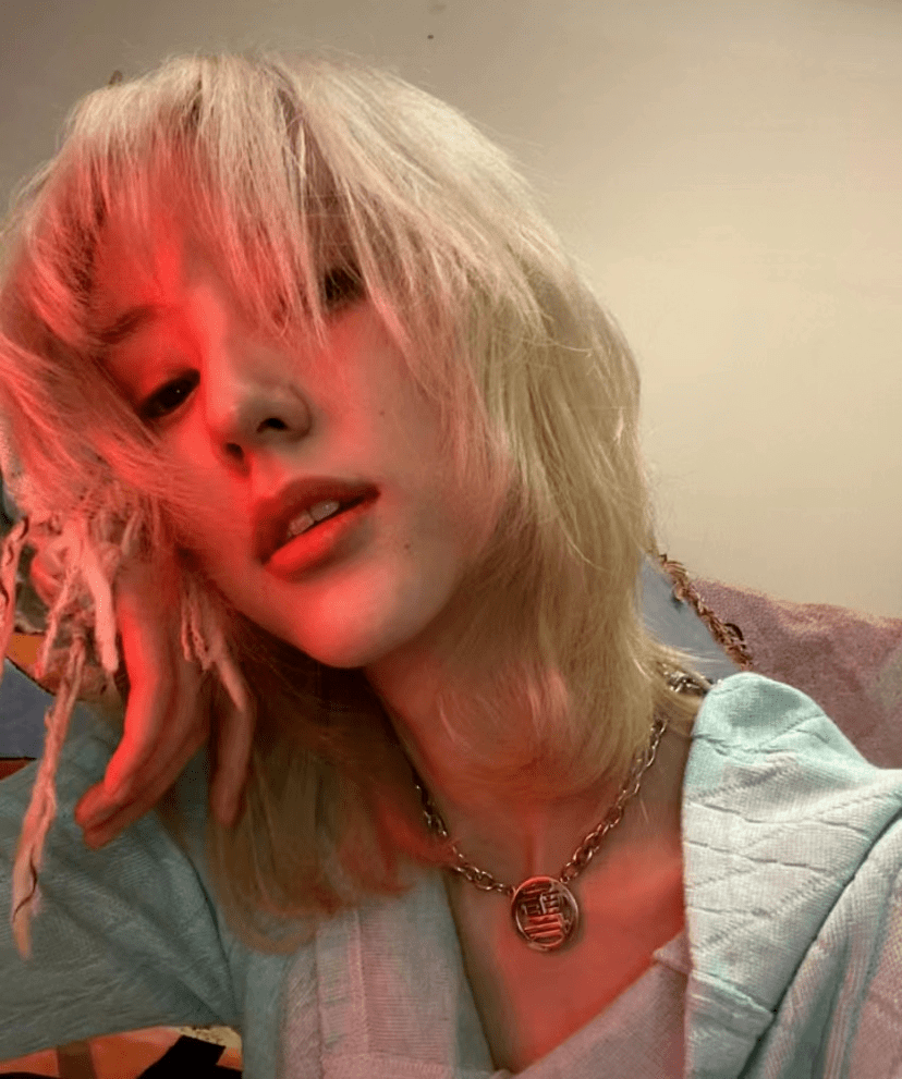 除此之外,王悦伊的身材也很不错,四肢纤细,皮肤白皙,纯欲风十足.