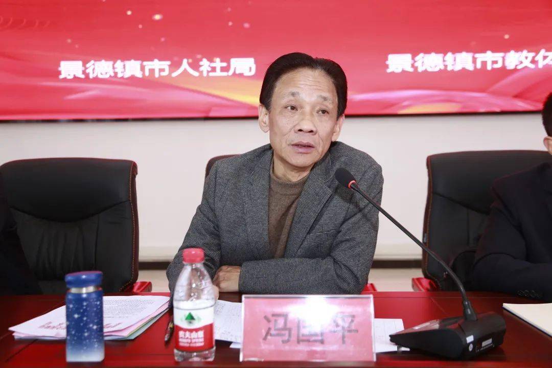 冯国平在讲话中指出,近年来,景德镇的教育工作得到了市人社局真情实意