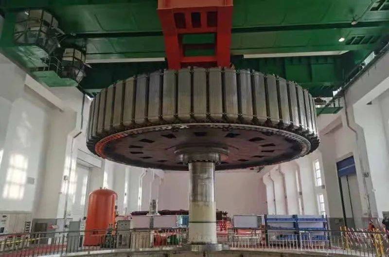 牡丹江水力发电厂检修完成首个关键节点丨莲花发电厂机组转子顺利吊出
