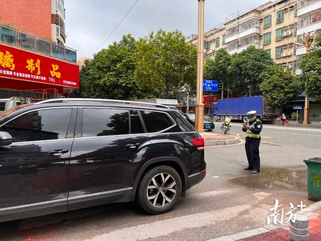 还路于民!黄江开展慢行系统专项整治行动_行人_机动车_蔡子航