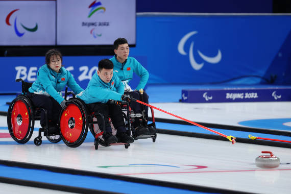 轮椅|北京冬残奥会|“拜靴”庆祝！中国轮椅冰壶队晋级决赛提前锁定奖牌