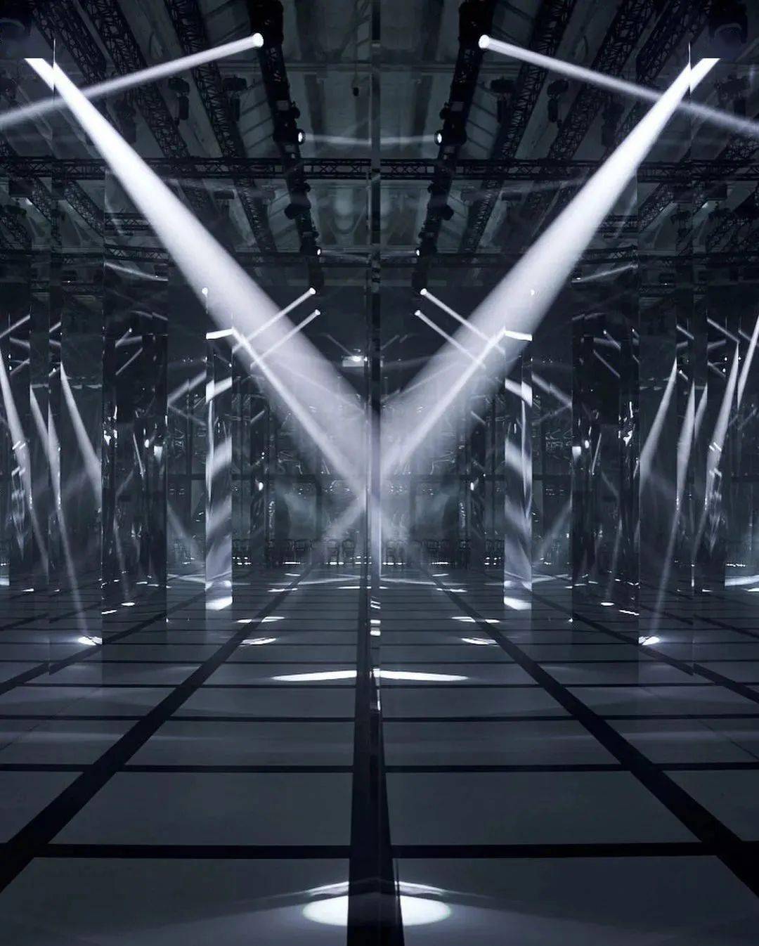 推出了系列《exquisite gucci》,在米兰 gucci hub 的戏剧性幻镜大厅