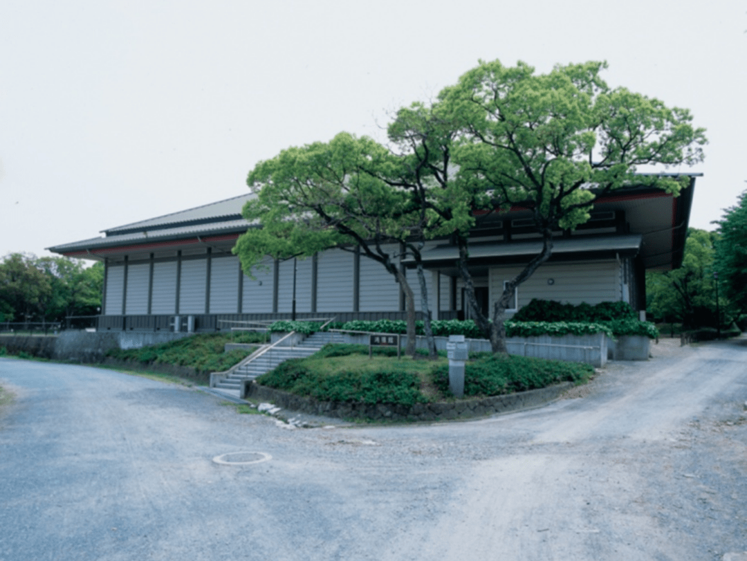 鸿胪馆遗址展览馆从福冈市姪滨乘坐市营渡轮约10分钟即到能古岛