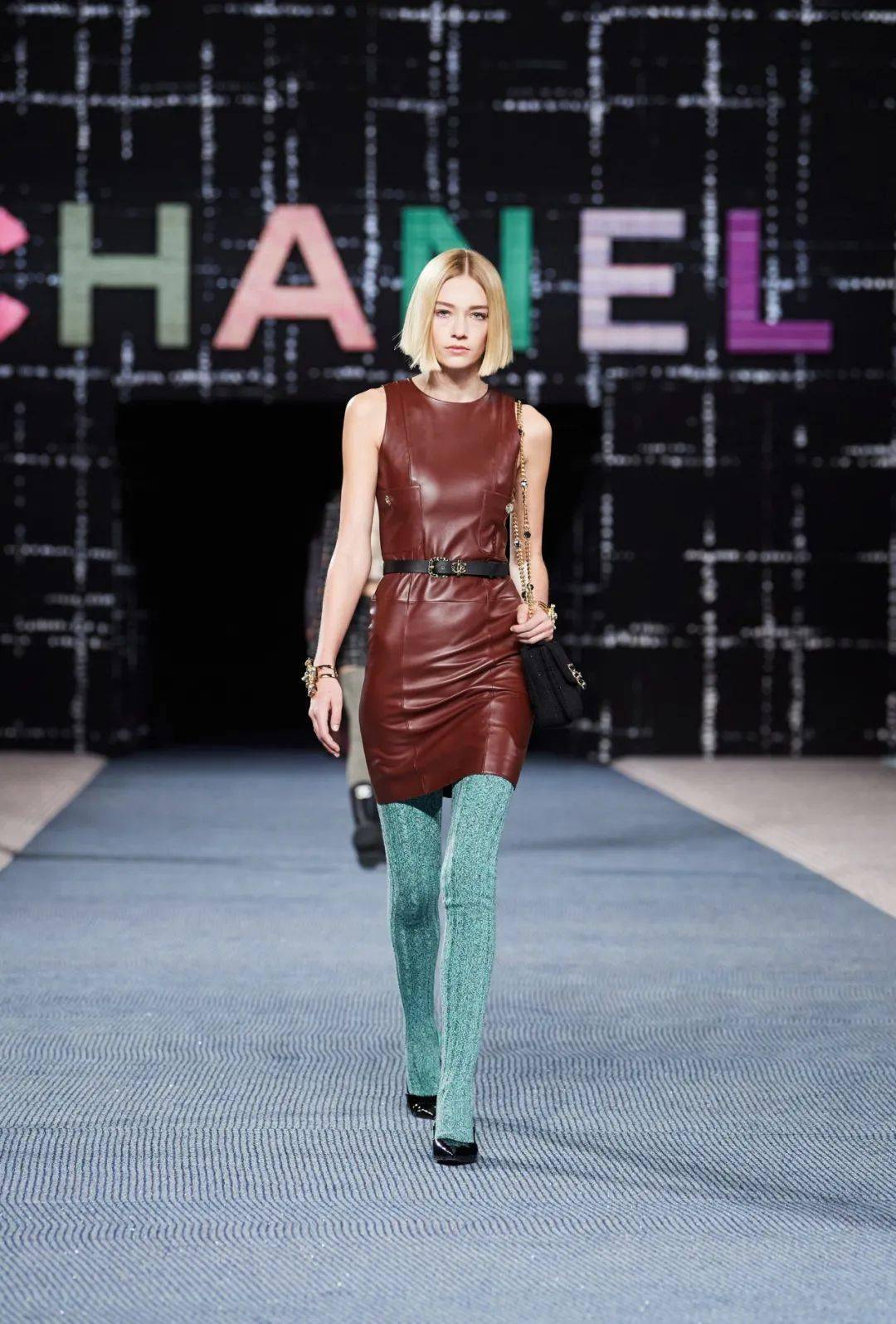 Chanel 想穿上香奈儿,对他说“我爱你”