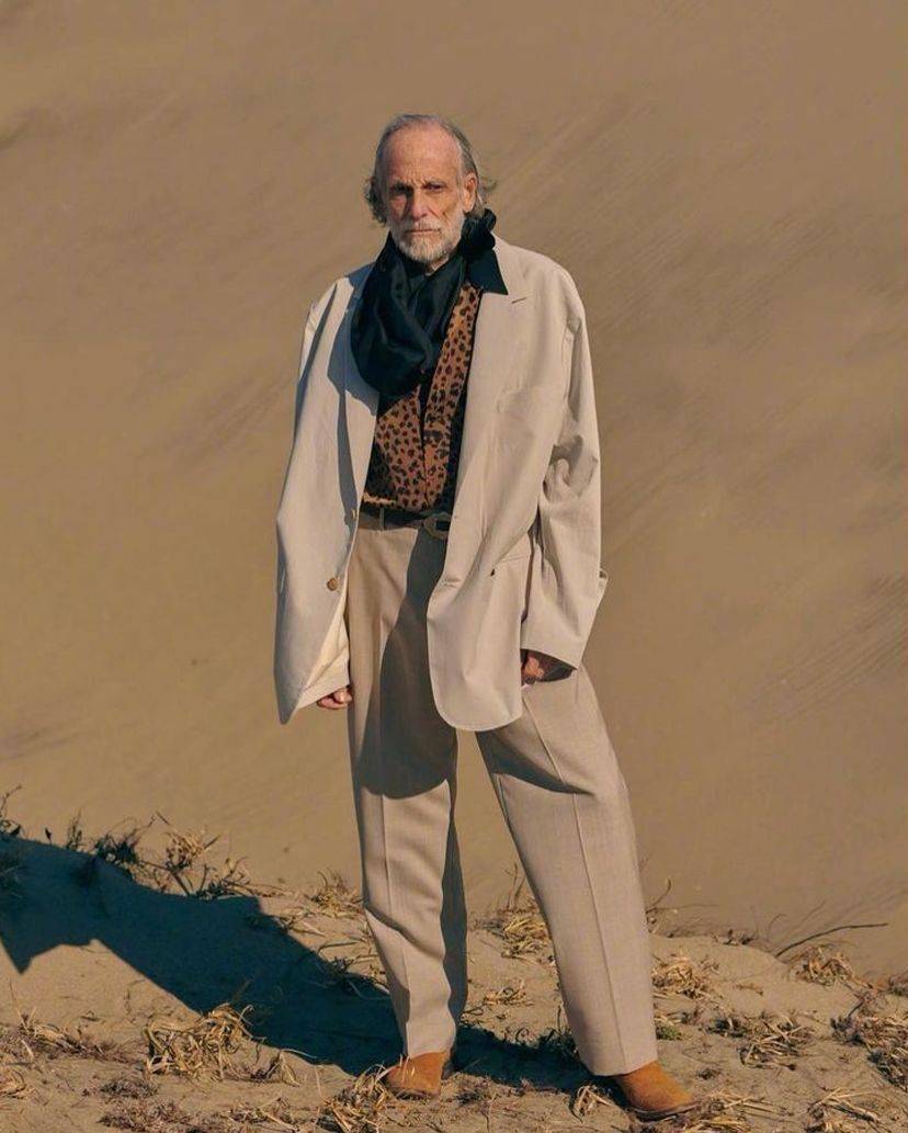 看这位外国老头,硬是穿出了模特范儿