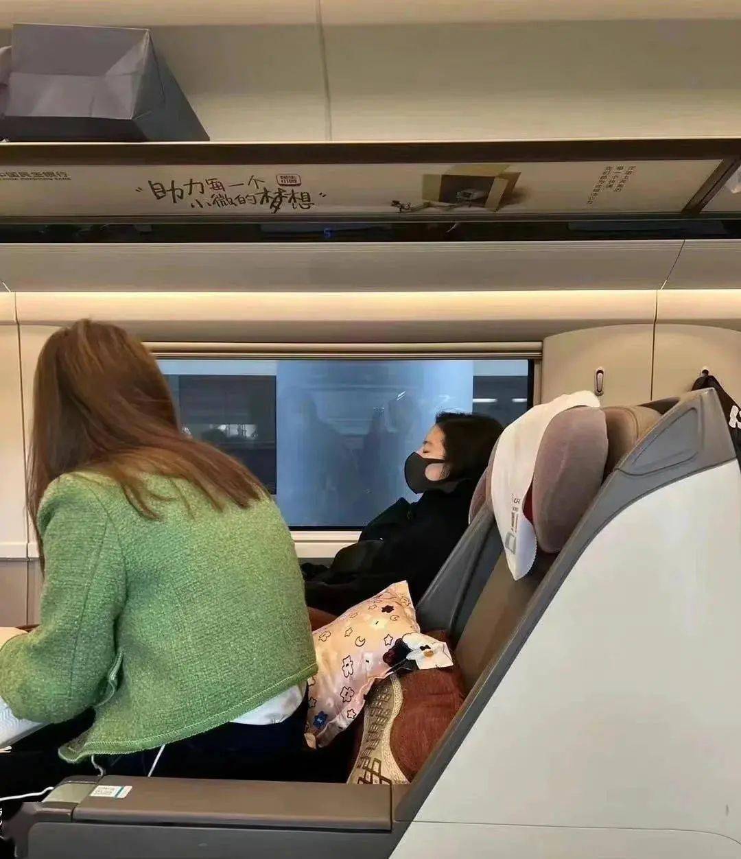 在高铁上拍到刘亦菲戴口罩的侧颜都这么漂亮睡觉气质好温柔