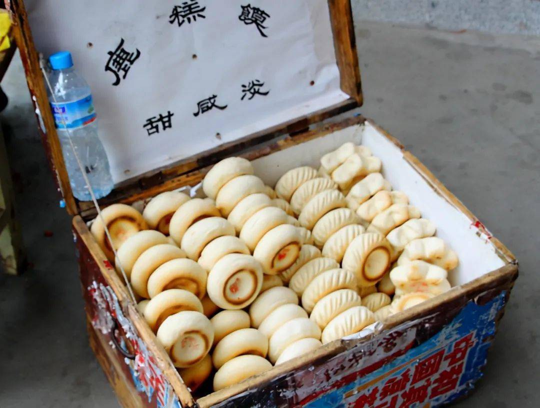 鹿糕馍是一道陕西扶风地区的特色传统风味食品,为烤馍中的一种,酥脆
