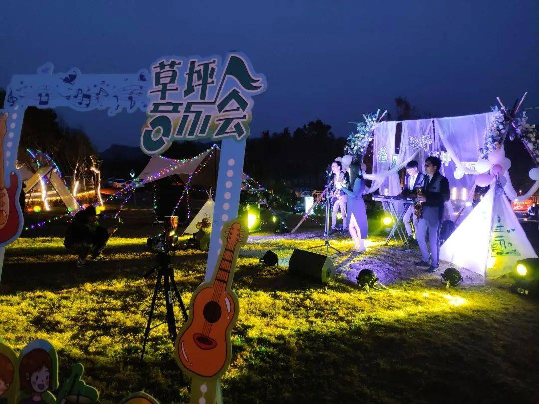 草坪音乐节位于长寿湖风景名胜区西北部,面积1000余亩四面环水,绿树成