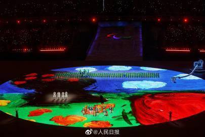 温暖又有力量！“留声机”上呈现出“爱”的字样造型