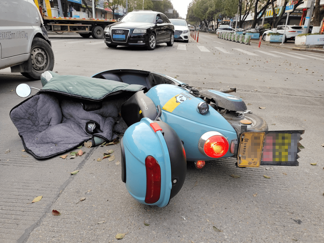 民警勘查完事故现场后,回到中队查看公共视频:当天15时43分许,电动车