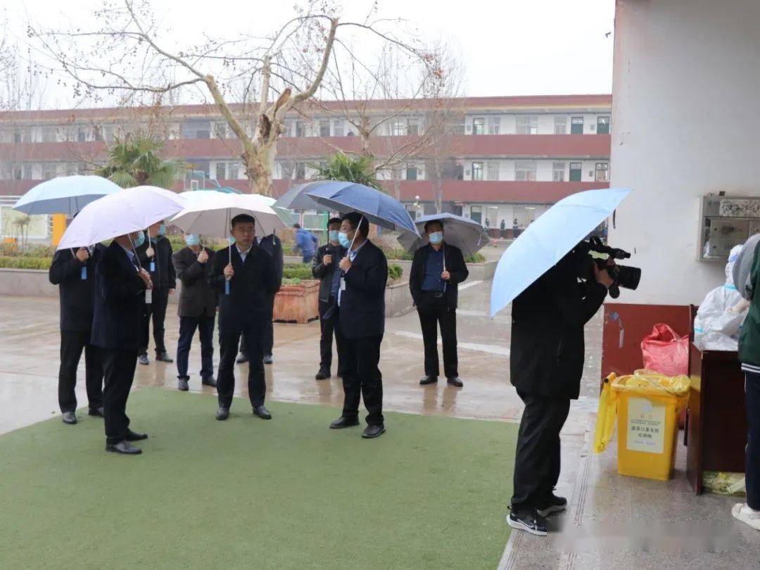 曹县县委副书记县长孟令选实地督查教育系统疫情防控及全员核酸检测