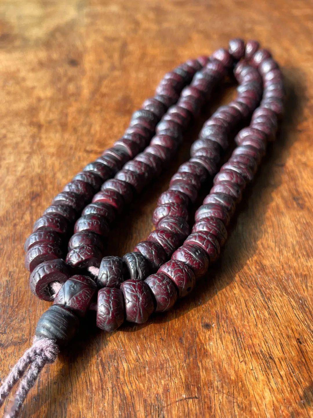 平切面中央的孔道磨损自然,是难得一见,没有混搭新珠的老凤眼菩提珠串