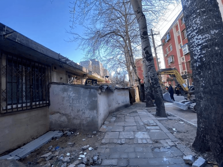 近日,北太平庄街道综合执法队联合明光北里社区对位于明光北里贵友