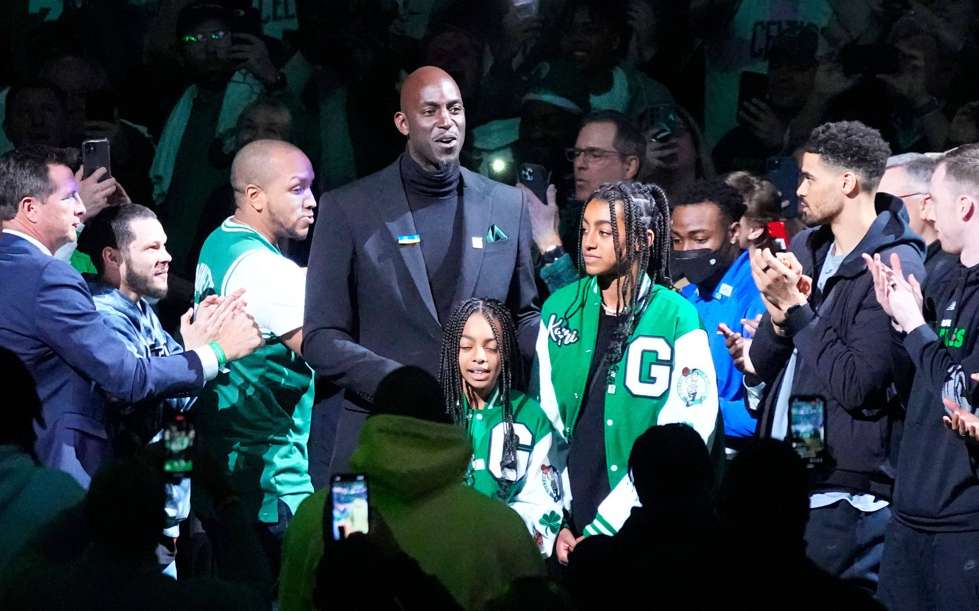 凯尔特人退役加内特5号球衣,波士顿"三巨头"重聚首_雷·阿伦_皮尔斯