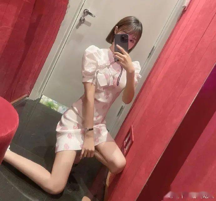 空姐曝和成龙合照,还称成龙要了她的地址电话,结果惹了一身骚!