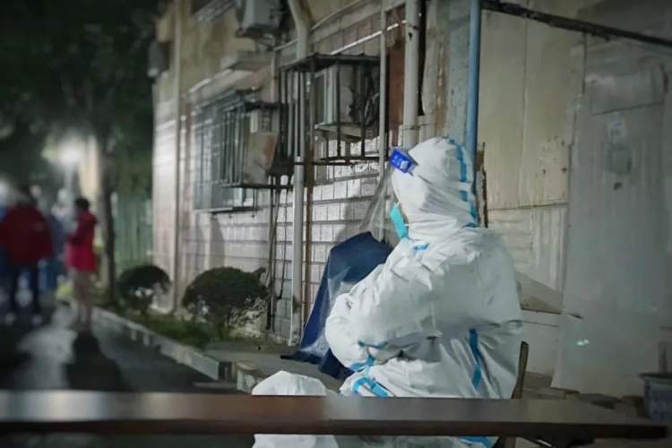 他甘当居民的跑腿代购员轨交员工施维维变身社区大白干得欢