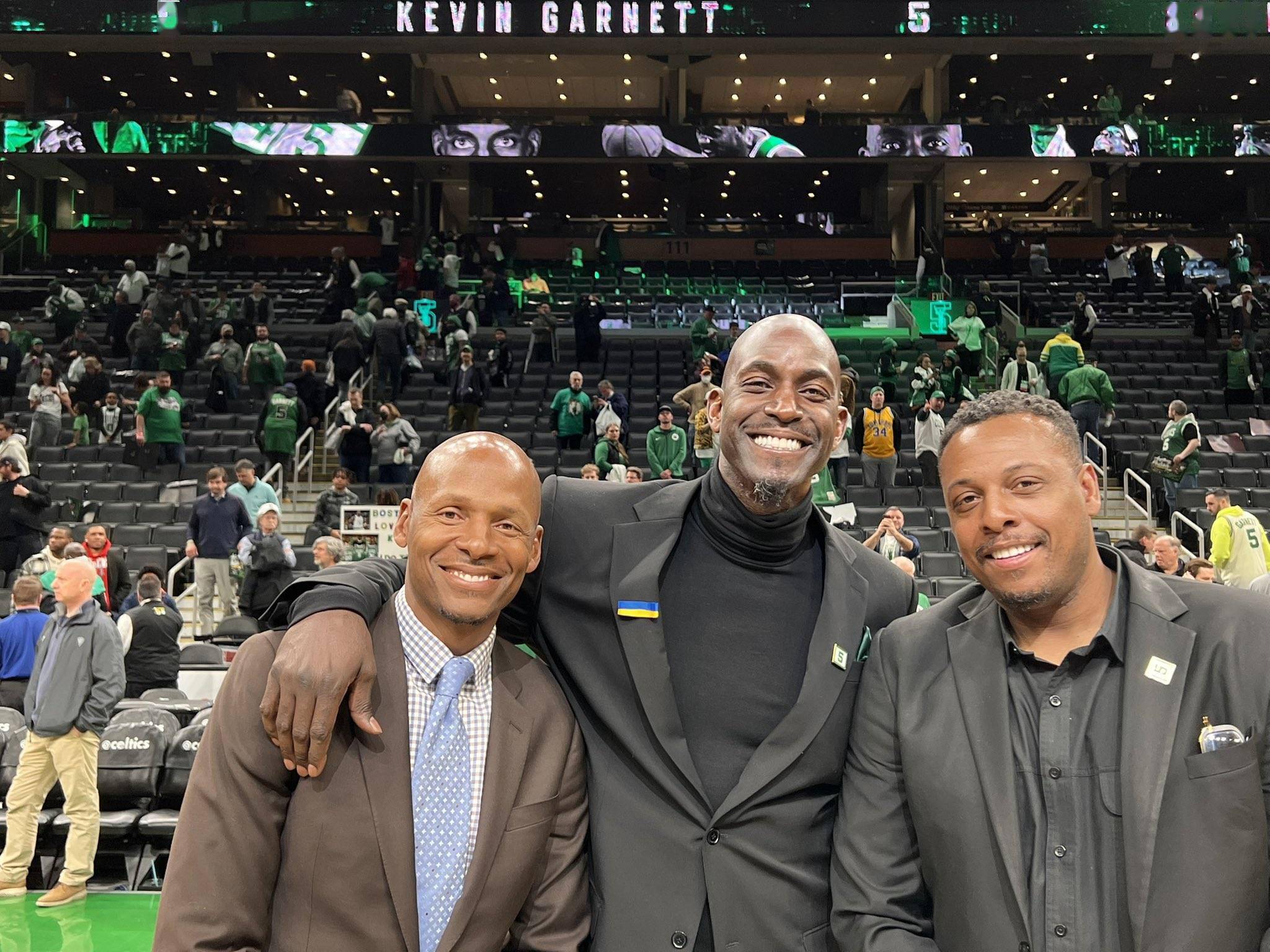 爷青回微笑刺客晒绿军三巨头合照三人满脸笑容梦回当年