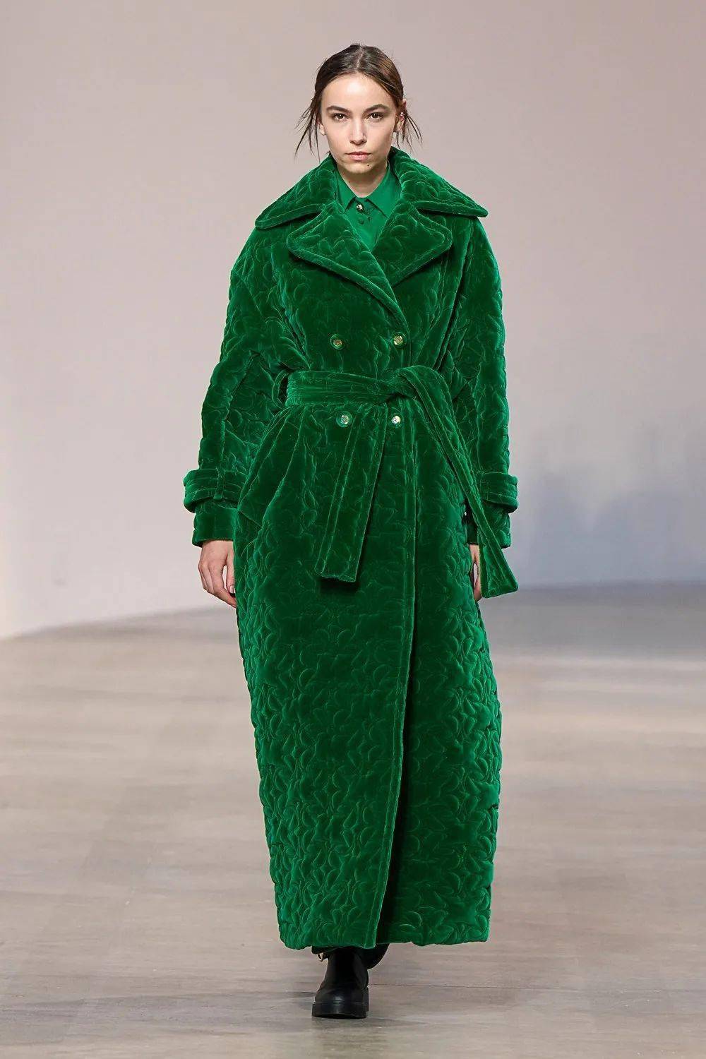 eliesaab2022秋季成衣时装秀无所畏惧的优雅