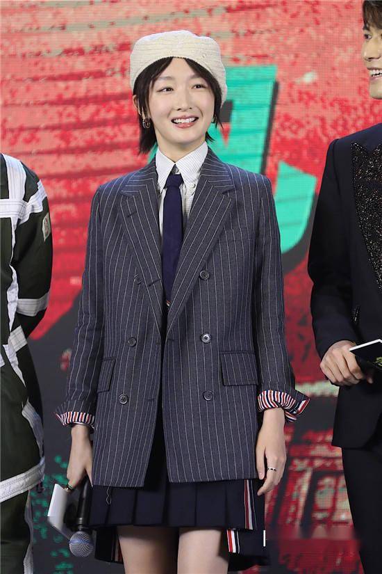 常态 春日穿搭 张子枫关晓彤示范学生装正确打开方式